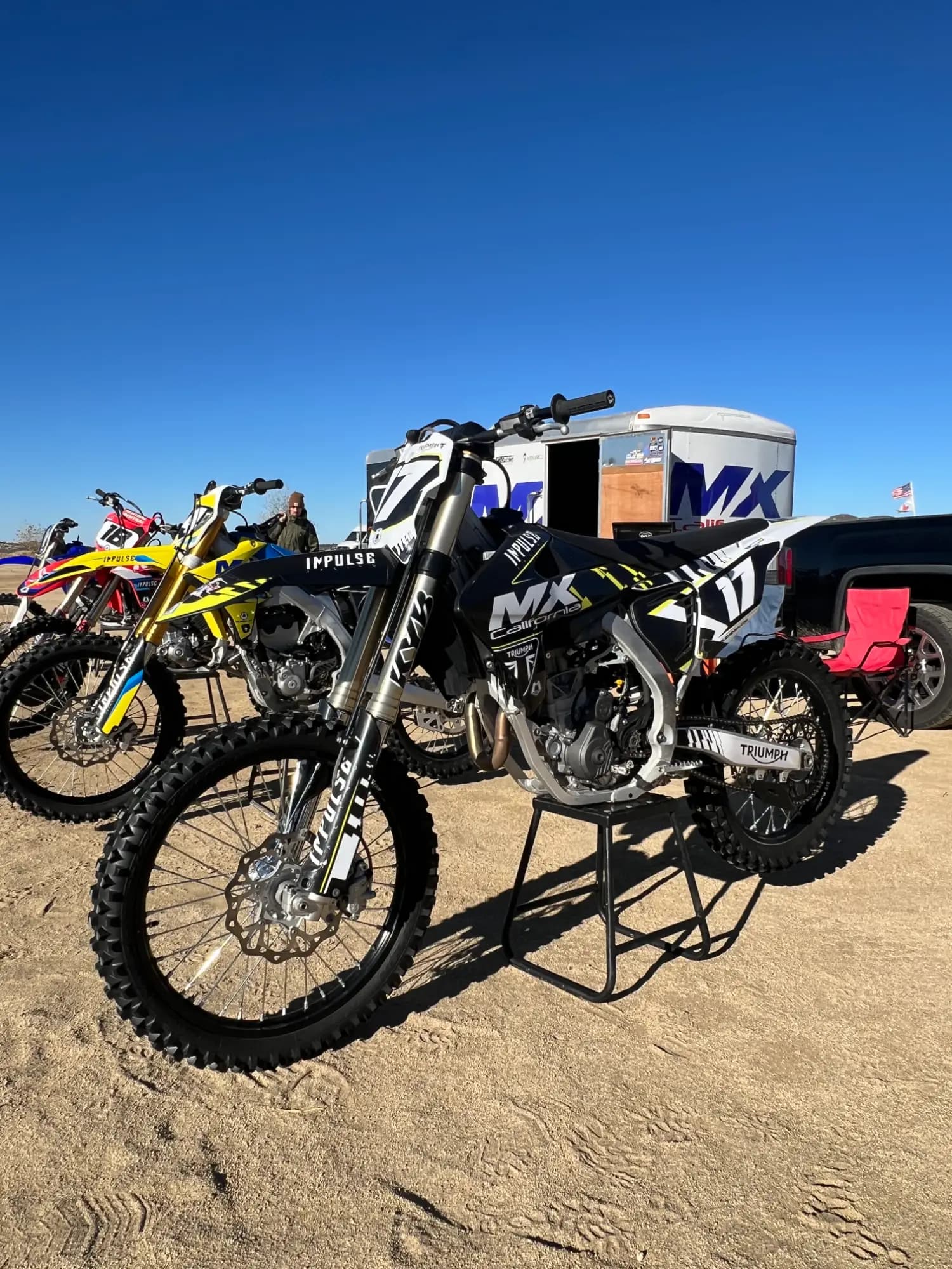 Ligne de motos devant le camp MX California