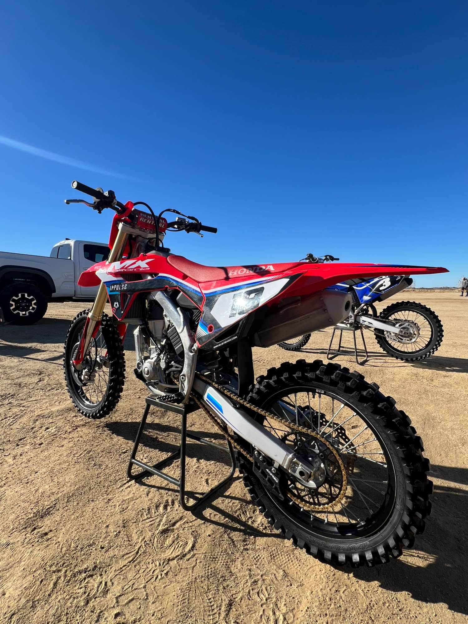 Moto Honda aux couleurs MX California